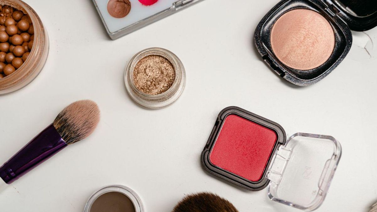 ¿Con bicarbonato, jabón o alcohol? Cuál es el mejor método para eliminar las manchas de maquillaje