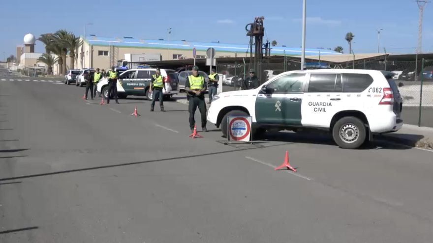 Controles de la Guardia Civil en el entorno del aeropuerto de Gran Canaria ante la llegada del papa León XIV.