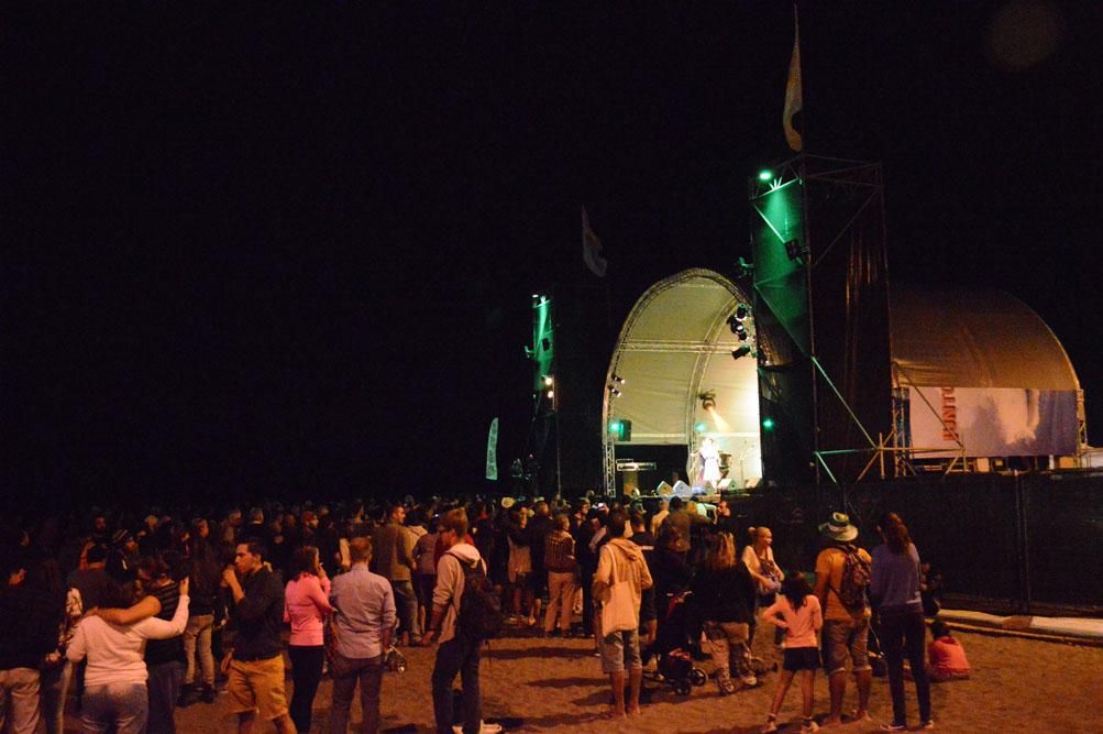 Público durante la actuación de Çiğdem Aslan y el grupo She’koyokh en el Womad Fuerteventura 2014 | Iago Otero Paz