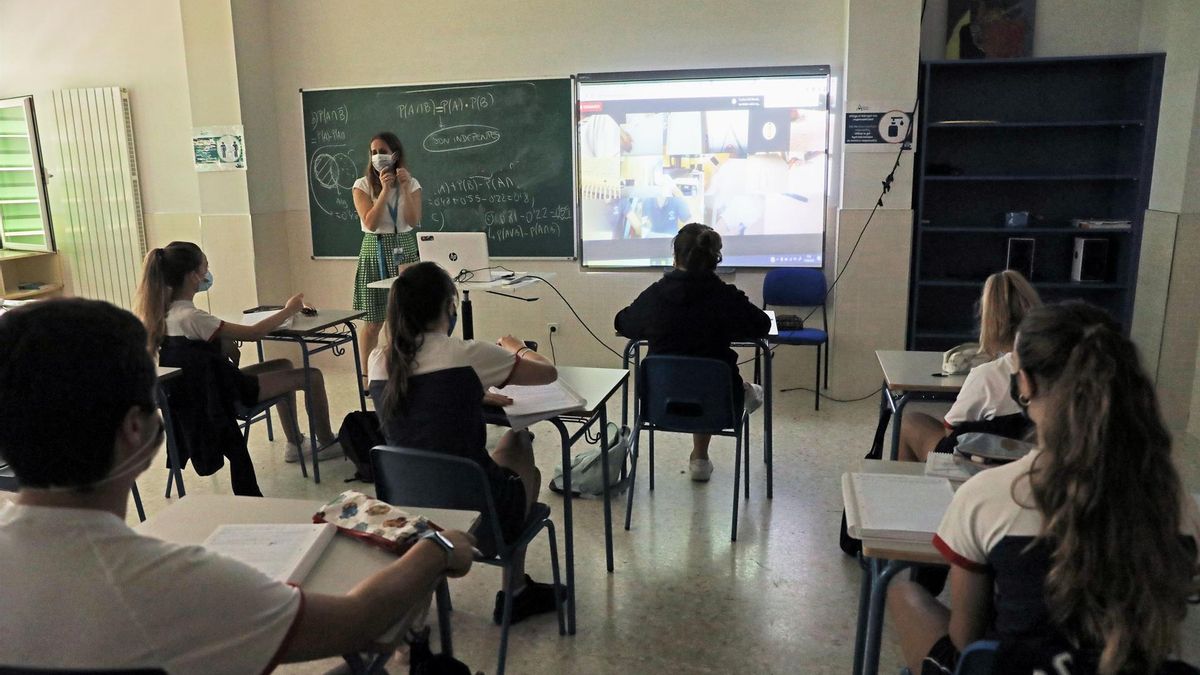Una profesora impartiendo clase a sus alumnos