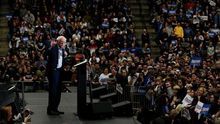 Sanders llega a las primarias de New Hampshire como favorito y cierra la campaña con un baño de masas