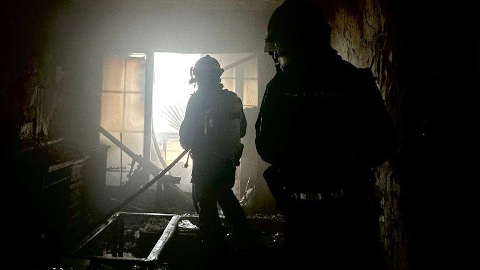 Bomberos en el interior de una vivienda que sufrió un incendio, imagen de archivo.