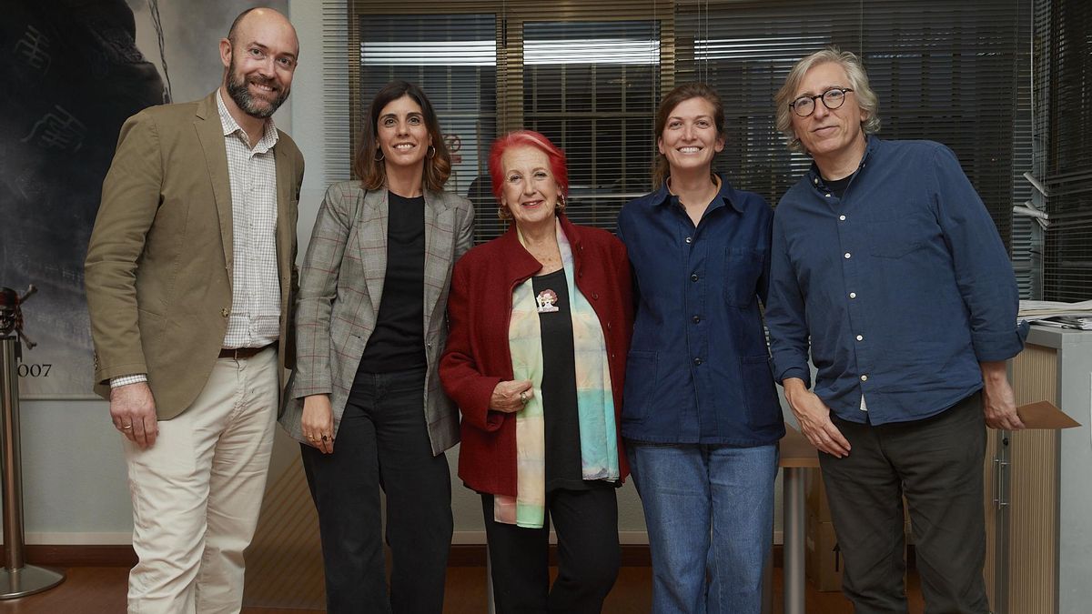 López, Ejerique, Calaf y Trueba posan con la responsable de la quesería artesanal de San Roque de Riomiera (Los Valles Pasiegos) La Lleldiría, que organizó una cata y les entregó un obsequio tras el evento.