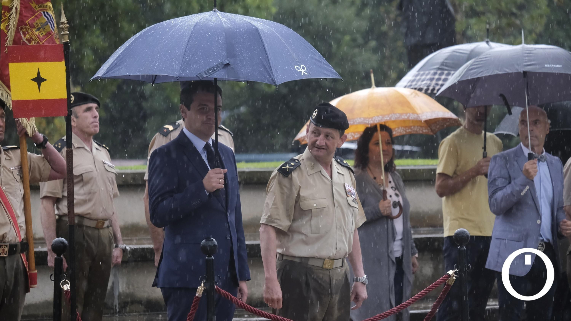 Izado de la bandera de España en la Plaza de España