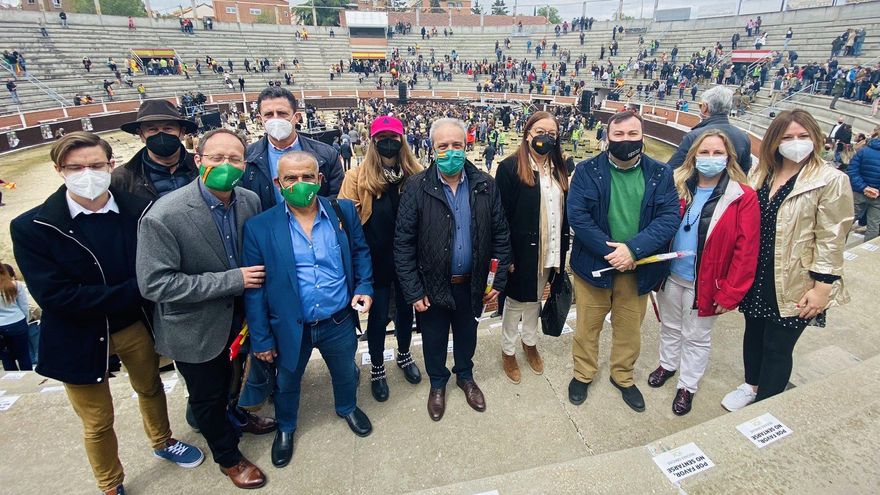 José Luis Caballero (con sombrero) y su hija Marta (con gorra rosa), junto con David Muñoz (tercero por la derecha) y Llanos Massó (cuarta por la derecha), en el mitin de Vox en San Sebastián de los Reyes (Madrid).