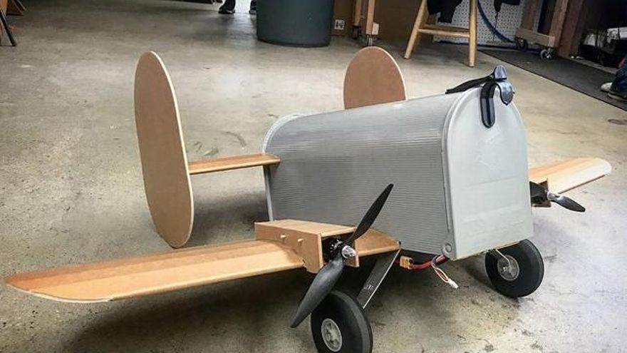 Sí, este buzón de correos de 'Flite Test' vuela; y encima es como un avión de la Primera Guerra Mundial.