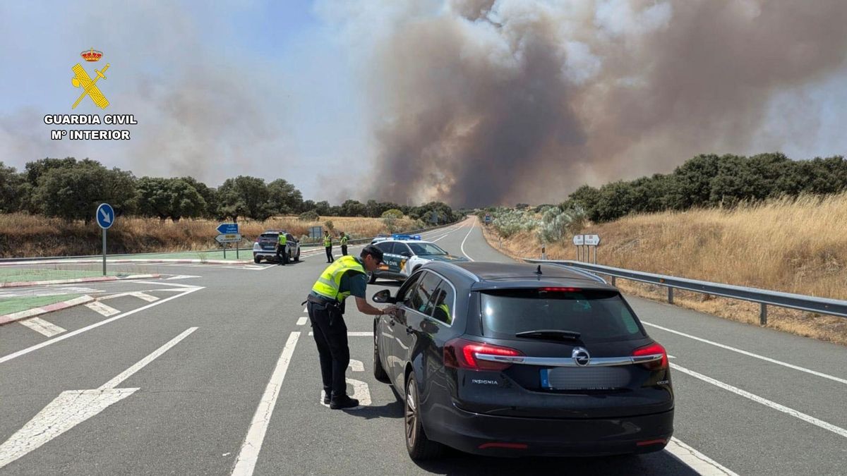 La Guardia Civil ha cortado el tráfico en la A-58 entre Cáceres y Trujillo por un incendio forestal