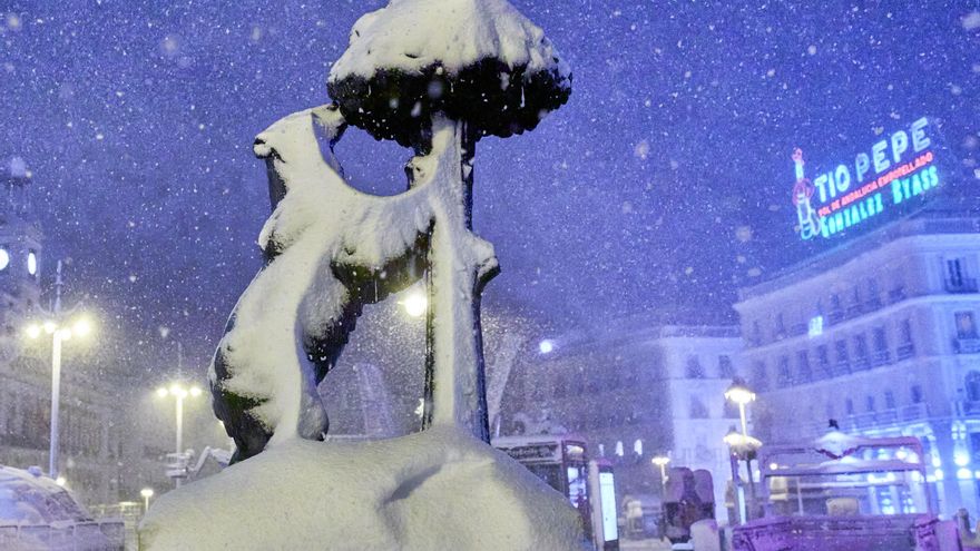 La Puerta del Sol ha amanecido completamente nevada una semana después de ser el escenario de las campanadas