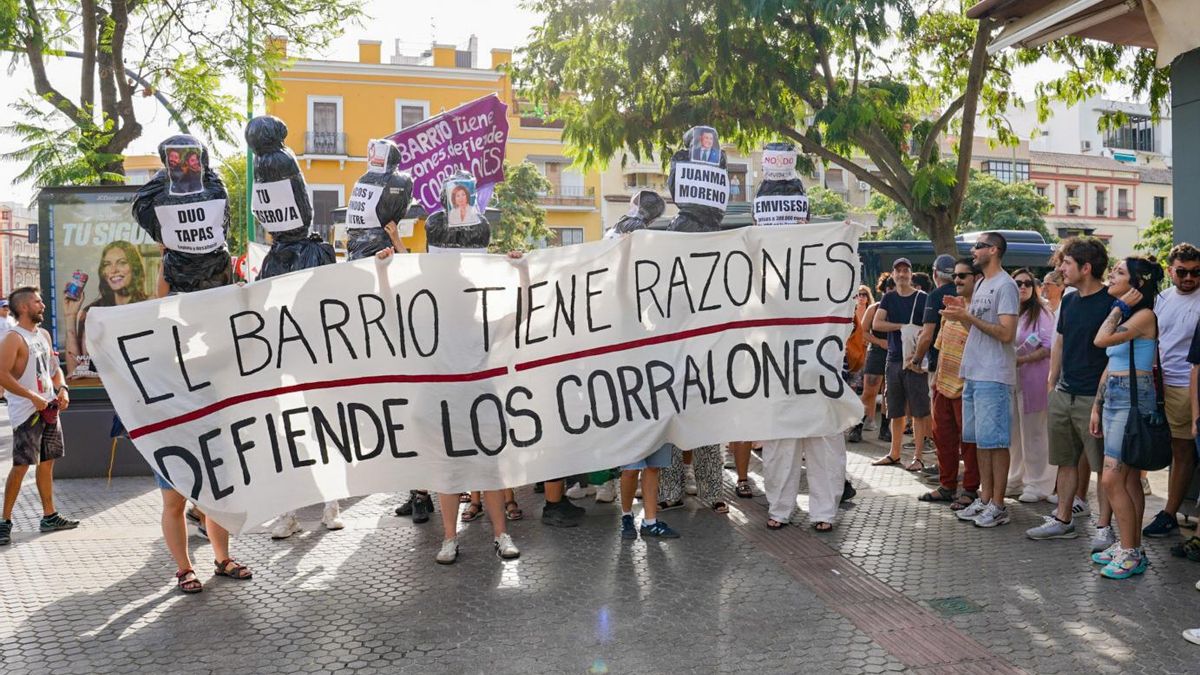 Pancarta en defensa de los corralones de la calle Castellar.