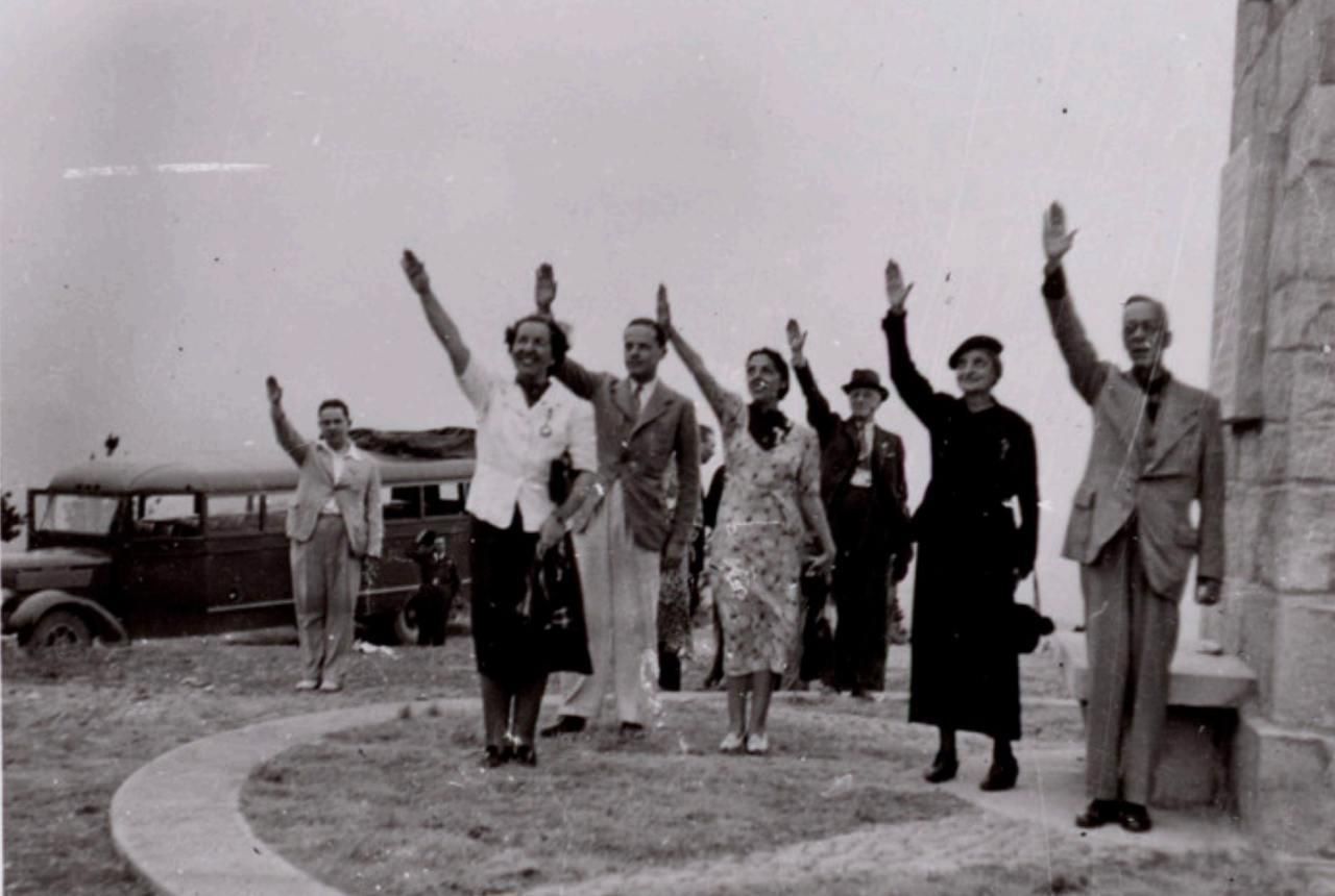 Turistas extranjeros en el cinturón de hierro de Bilbao realizando el saludo fascista.