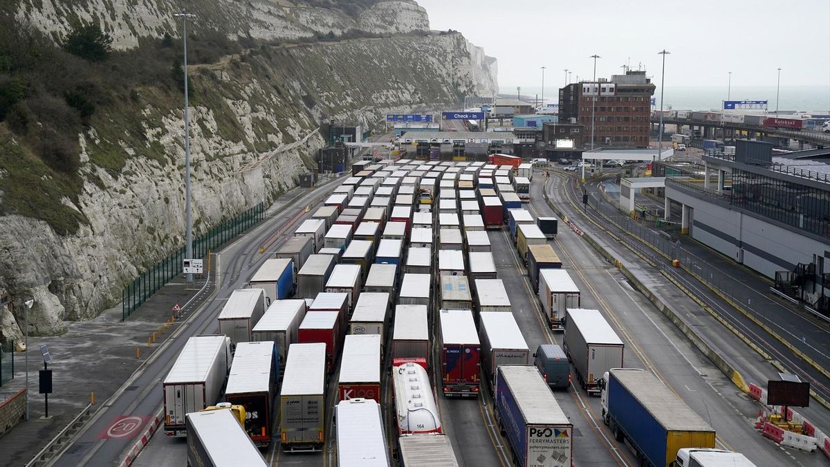 Camiones haciendo cola a la entrada del puerto de Dover, en Inglaterra, el 1 de enero de 2022.
