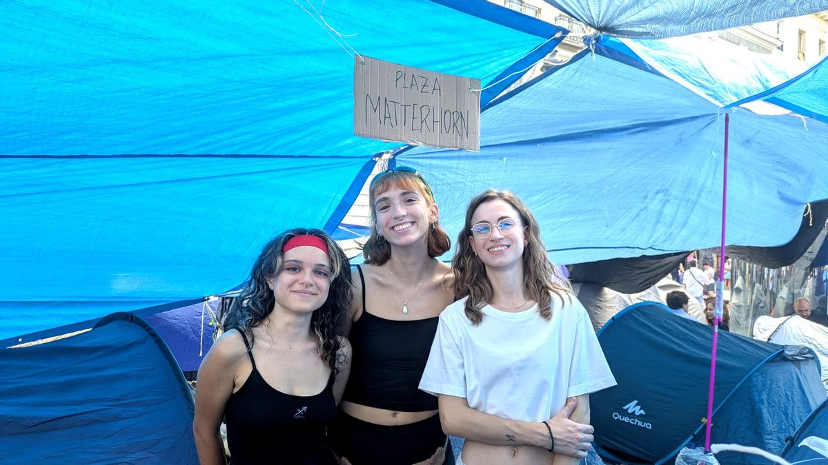 Tres amigas que han puesto una plaza con el nombre de su grupo scout