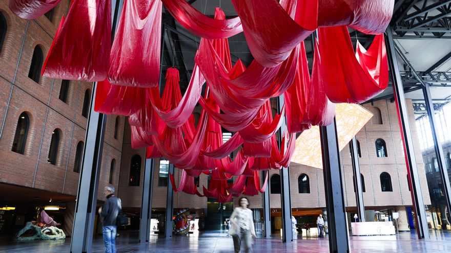 Enormes estructuras efímeras de lana roja de las casas de Chiharu Shiota llegan a Bilbao