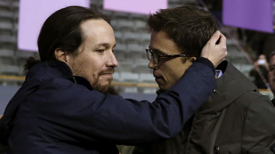 Iglesias y Errejón se abrazan durante la asamblea de Vistalegre 2.