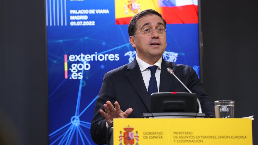 El ministro español de Asuntos Exteriores, José Manuel Albares, ofrece una rueda de prensa que ofreció junto a la canciller chilena, Nozomi Okuhara, este viernes en Madrid. EFE/ Kiko Huesca