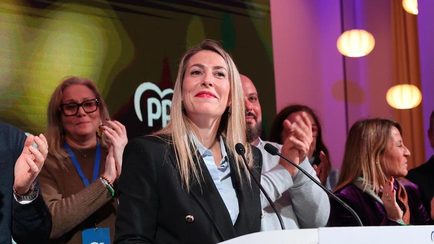La candidata del Partido Popular a la presidencia de la Junta de Extremadura, María Guardiola, durante su comparecencia tras conocer los resultados electorales.