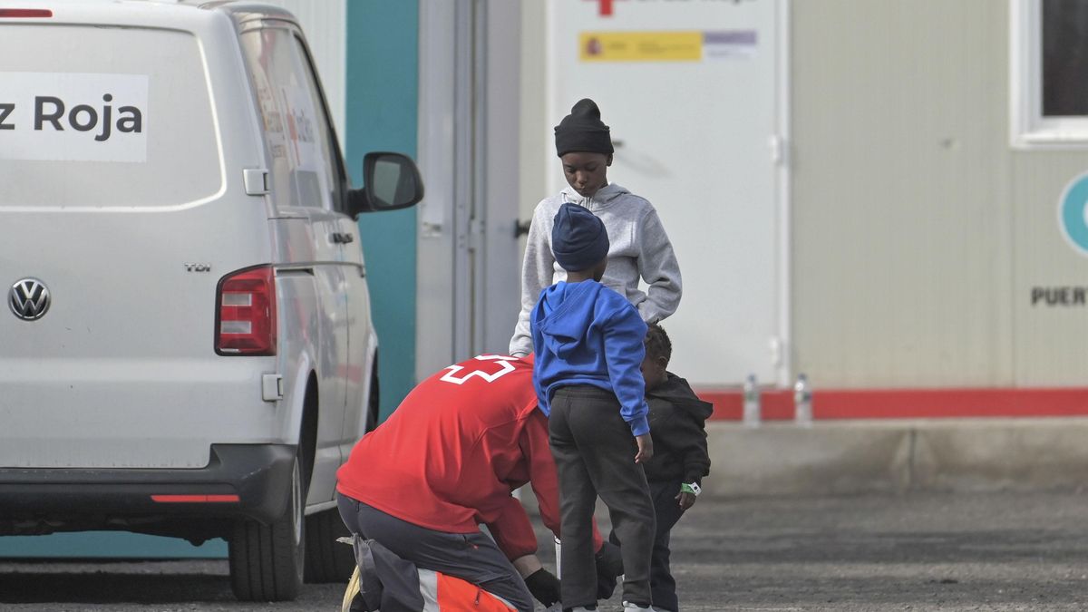 Imagen de archivo de menores llegados en cayuco a la isla de El Hierro. EFE/ Gelmert Finol