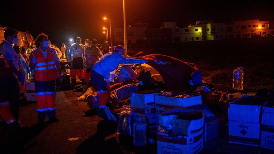 Dos mujeres y un hombre han fallecido esta noche junto al puerto de Órzola, en el norte de Lanzarote, una lancha neumática que transportaba a 46 migrantes de origen subsahariano.. EFE/Javier Fuerntes