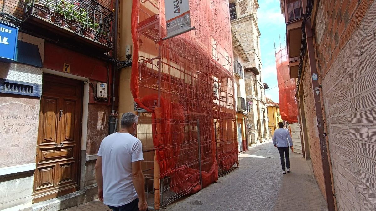 Edificio de tres plantas en la calle Herreros, que sufrió derrumbes y que será reformada en el Camino de Santiago de León.