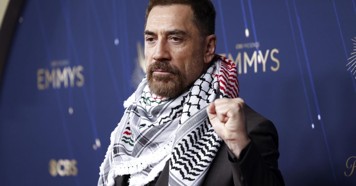 Javier Bardem acude a los Emmy con una kufiya palestina: “Tenemos que llamar al bloqueo diplomático con Israel”
