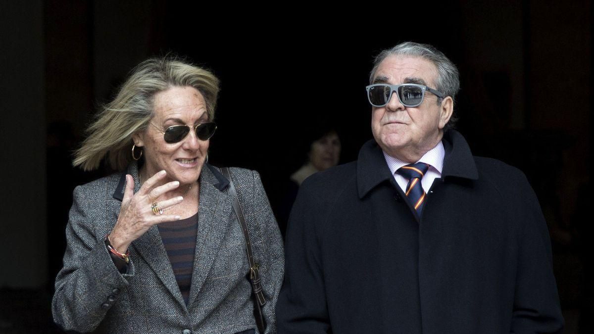 El abogado José María Corbín, con Mari Carmen García Fuster, la tesorera del PP y mano derecha de Rita Barberá imputada en el 'caso Taula'.