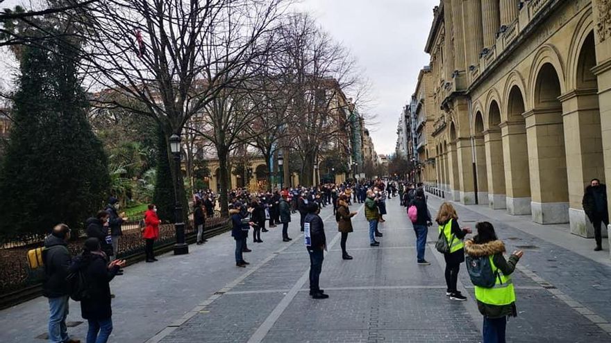 Los manifestantes, ante la Diputación Foral de Gipuzkoa
