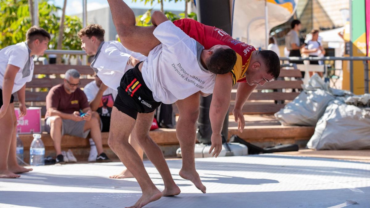 Demostración de lucha canaria en la primera edición de la feria Expodeca