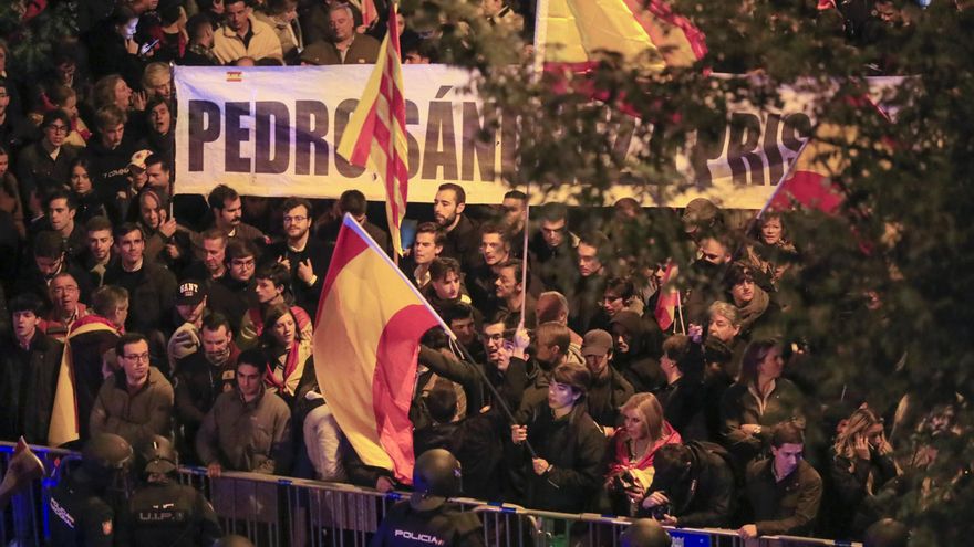 Cientos de personas participan este viernes en una concentración marcha contra el gobierno en funciones, en Madrid.