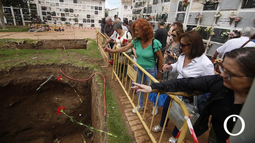 Familias visitan los trabajos en la fosa del cementerio de San Rafael