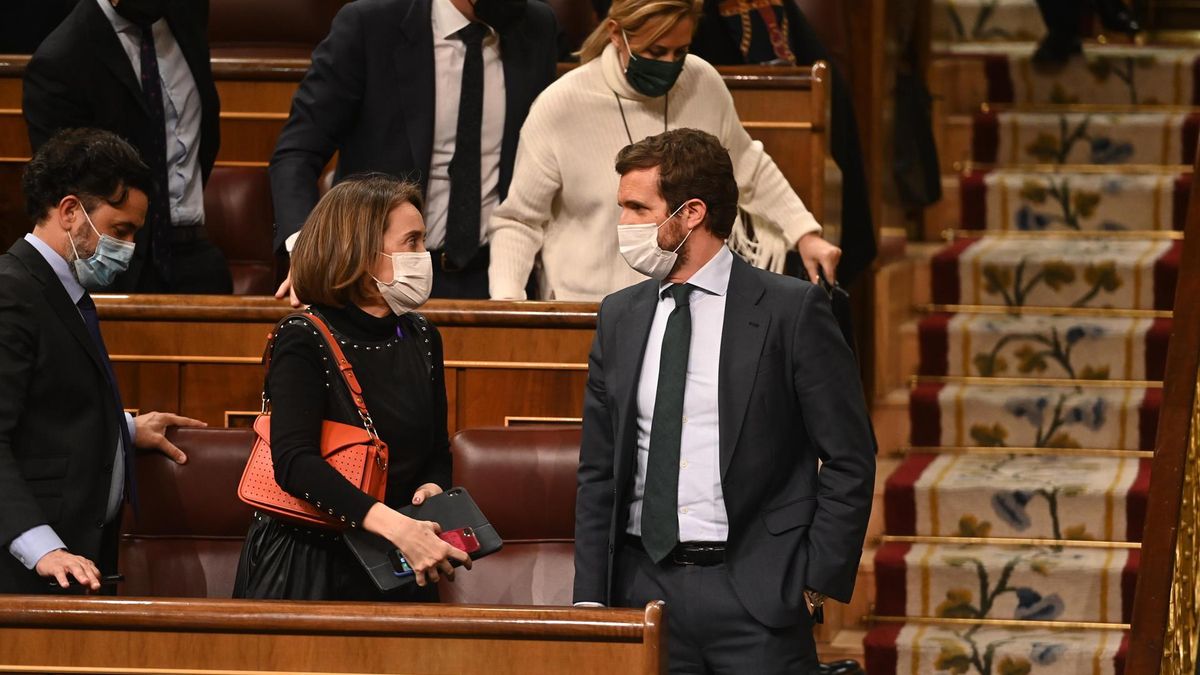 El líder del PP Pablo Casado (d) y Cuca Gamarra (c), portavoz del PP, tras el pleno del Congreso celebrado este martes en la Cámara Baja.
