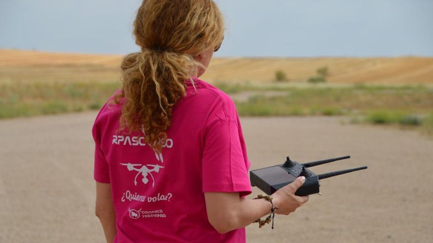 Mujeres que toman el mando de sus drones para mejorar el medio rural