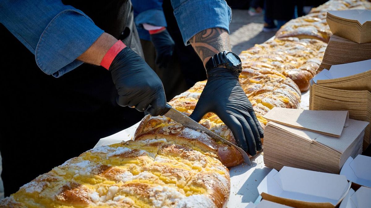 Reparto de la corona de la Almudena, el dulce típico de esta fiesta