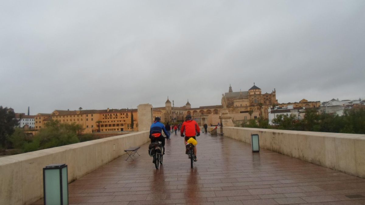 Fran y Alberto cruzan el puente romano de Córdoba