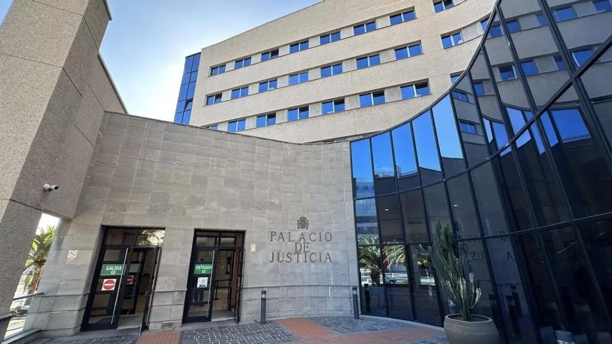 Entrada principal al Palacio de Justicia de Santa Cruz de Tenerife.