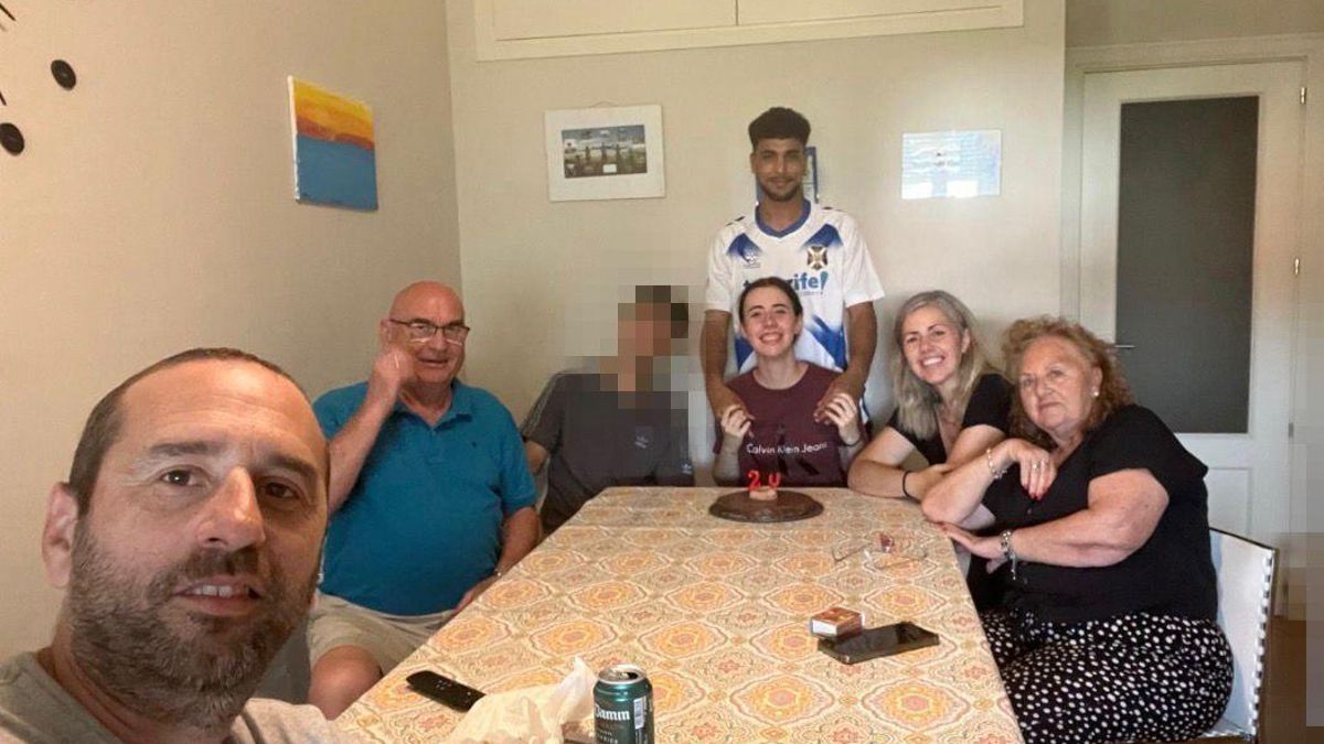 Fotografía de Omar junto a su novia Andrea, durante la celebración familiar de su cumpleaños