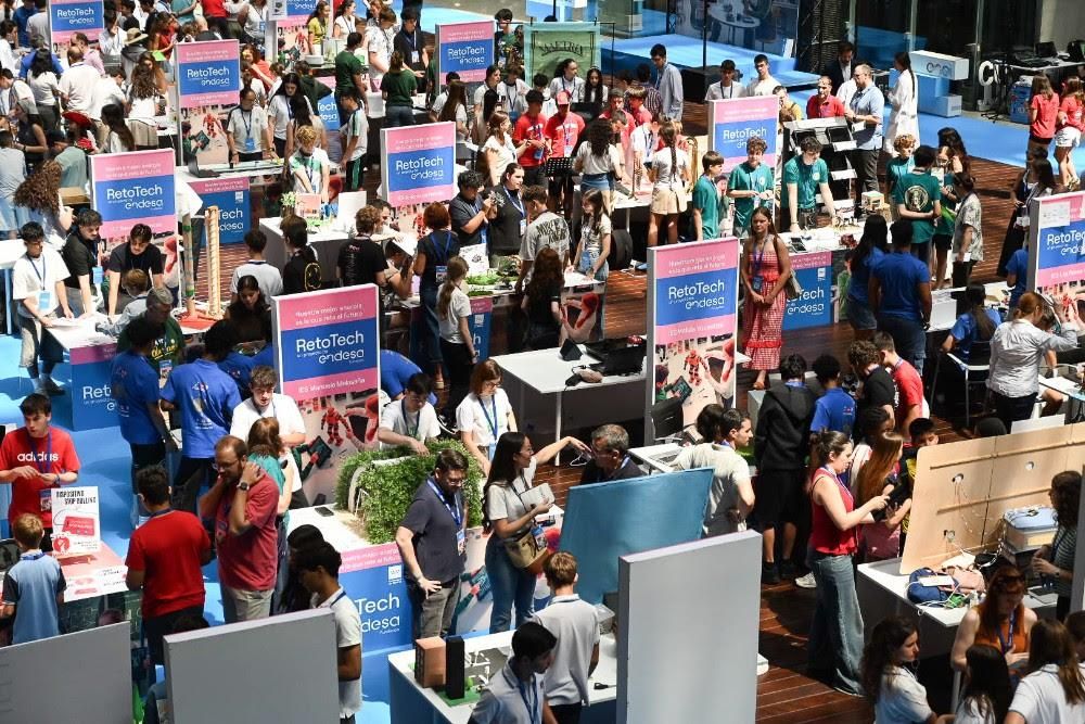 Alumnos y docentes, participando en una edición de Retotech.