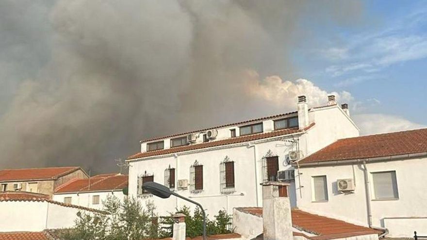 Villar del Pedroso, confinada por el avance del fuego desde Toledo