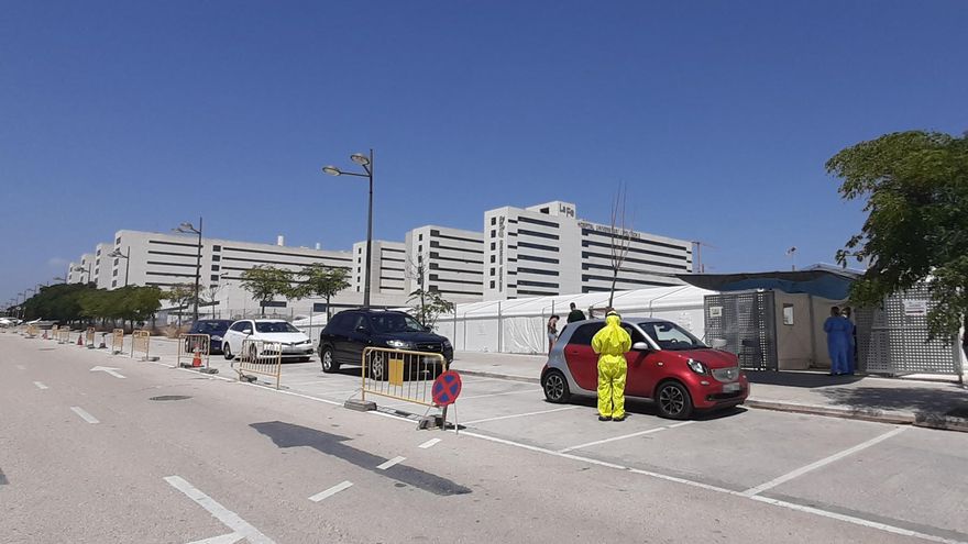 Personal sanitario realiza pruebas PCR en el hospital de campaña situado junto a la Fe de València.