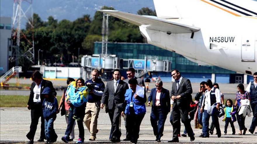 Llegan a Guatemala cuatro madres y diez menores deportados de EE.UU.