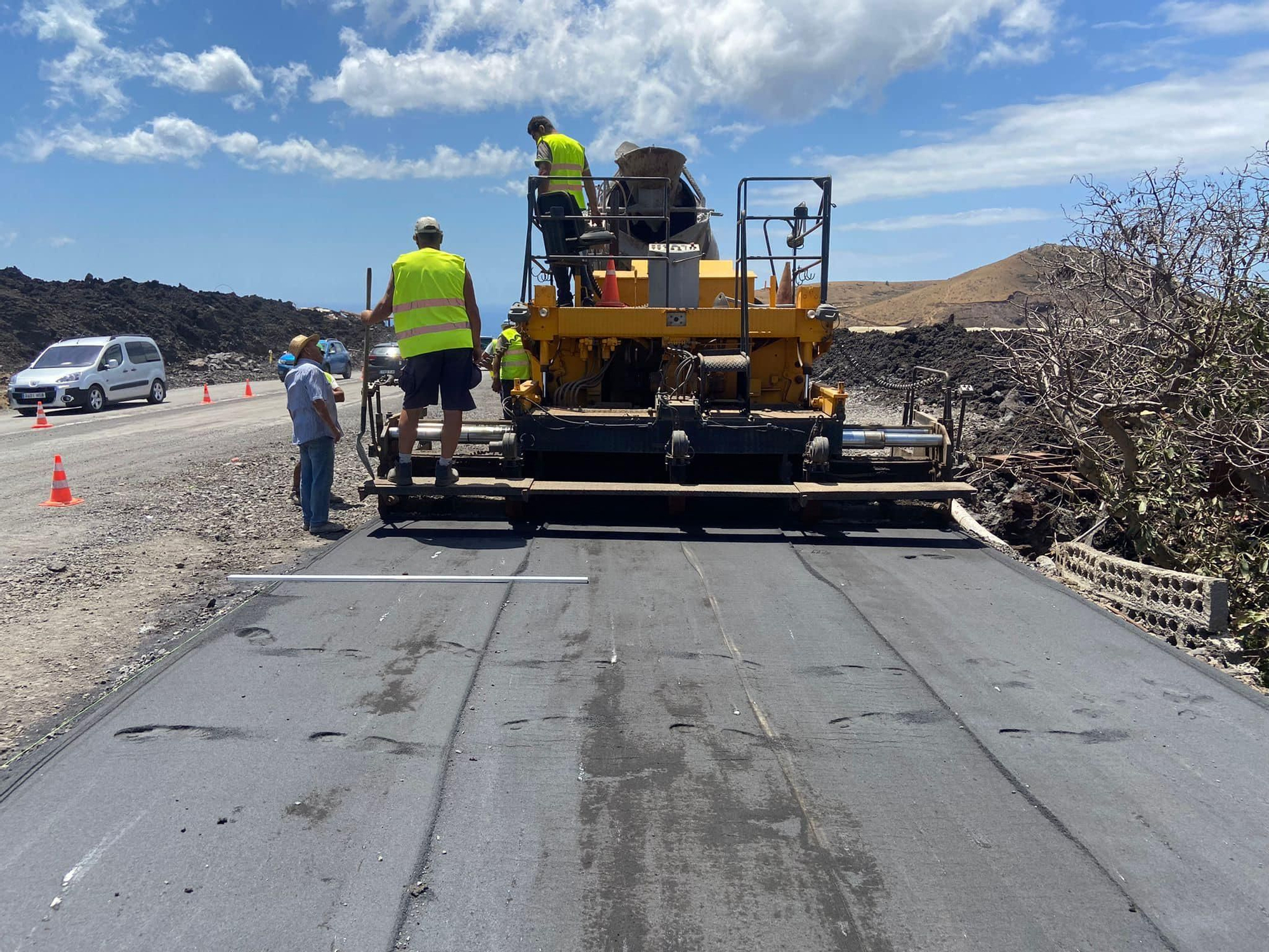 Ensayos de plataforma para dotar a la carretera entre La Laguna y Las Norias de un pavimento compacto y duro.