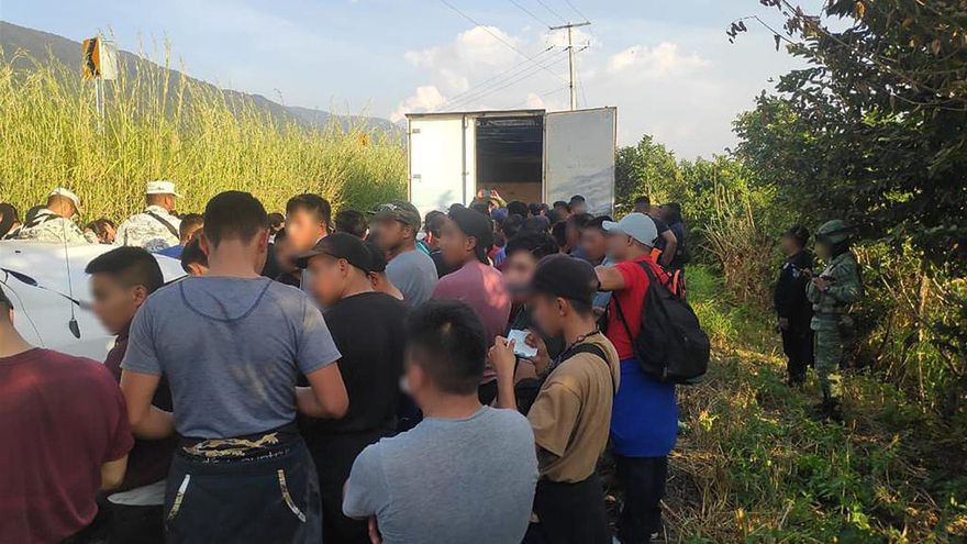 Agentes encuentran a 82 migrantes hacinados en camión de carga en México