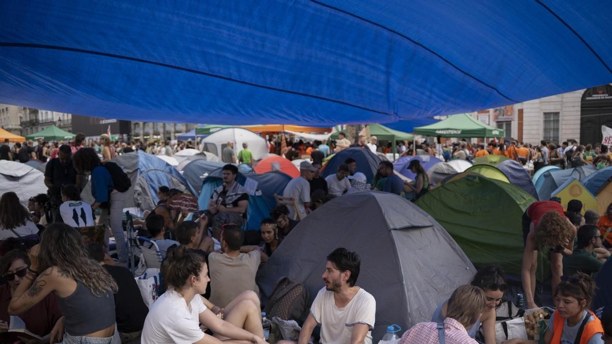 Varias de las personas acampadas en la Puerta del Sol este domingo.