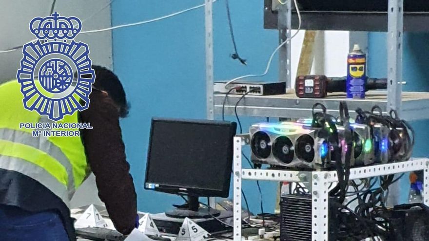 Agentes se incautan de equipos destinados a la fabricación de criptomonedas, de forma fraudulenta, en una nave de Santiponce.