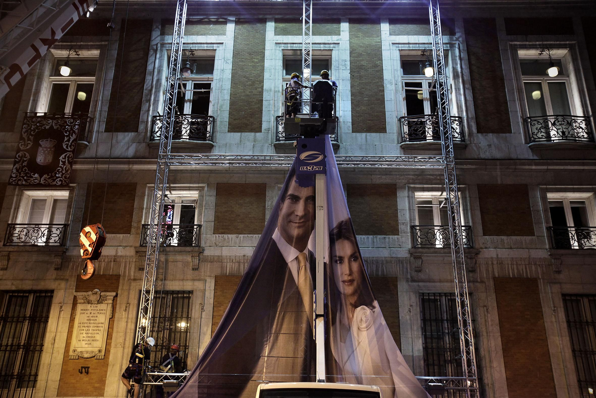 La Policía desaloja la Puerta del Sol antes de la proclamación / Olmo Calvo