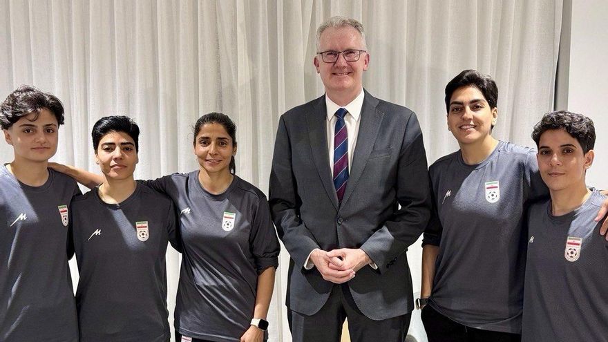 El ministro del Interior de Australia, Tony Burke, posando junto a cinco futbolistas de la selección femenina de fútbol de Irán, quienes permanecerán en Australia tras recibir visados humanitarios concedidos por el Gobierno australiano.