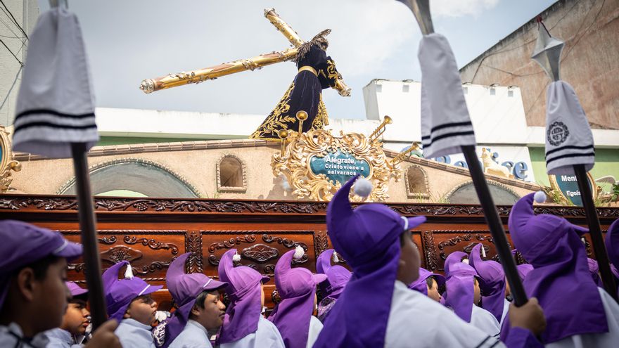 Una procesión infantil recorre la capital de Guatemala en el penúltimo sábado de cuaresma
