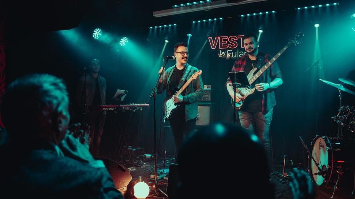 Juanpa Mejía (izquierda), durante una actuación.