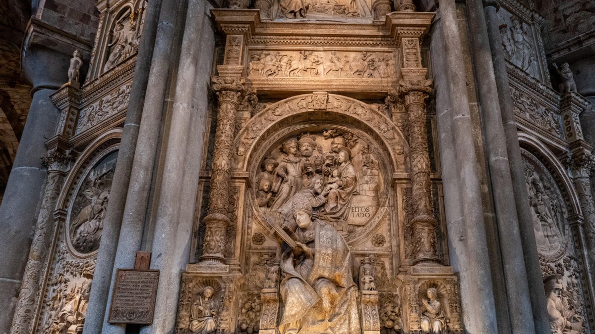 Monumento funerario de 'El Tostado', situado en la parte central de la girola del templo