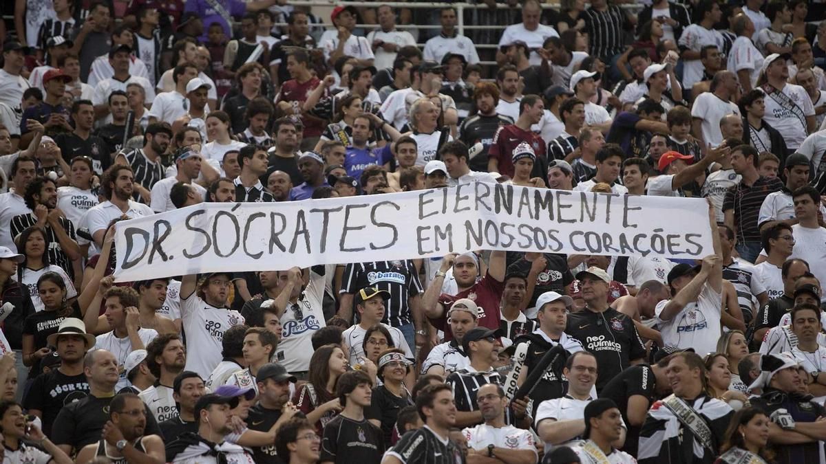 Aficionados del Corinthians rinden homenaje al fallecido exfutbolista Sócrates el 4 de diciembre de 2011, en el estadio del Pacaembu, en Sao Paulo (Brasil).