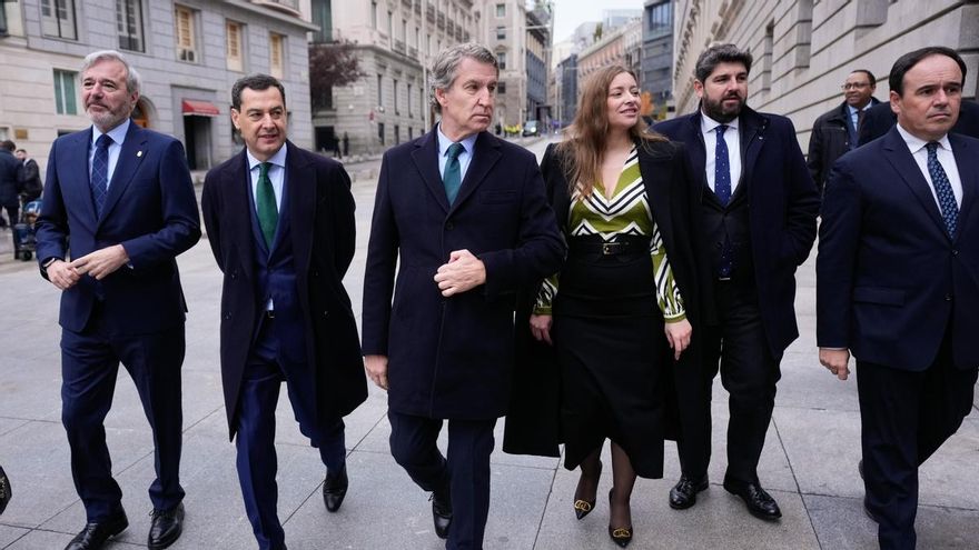 El líder del Partido Popular, Alberto Núñez Feijóo, acompañado por los presidentes autonómicos de Aragón, Andalucía, Murcia y Valencia, y por la portavoz del PP en el Congreso, Ester Muñoz